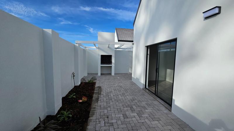 To Let 3 Bedroom Property for Rent in Velddrif Western Cape